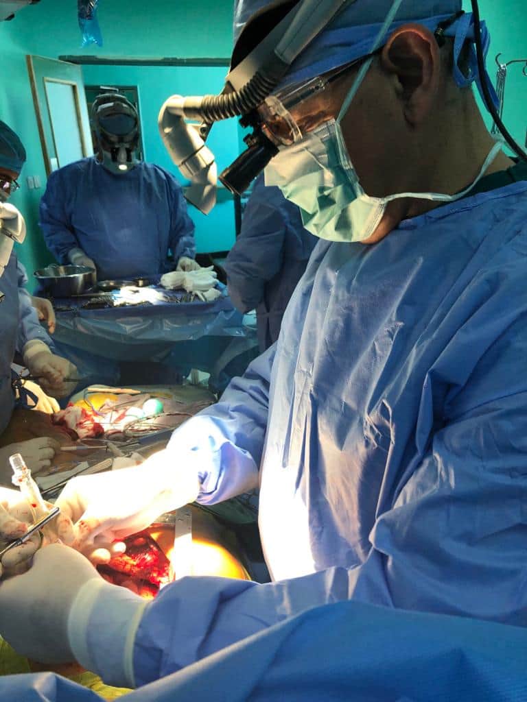 سعد جابر  يجري عملية جراحة قلب مفتوح لمريض في مستشفى الامير حمزة