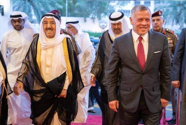 الملك يطمئن على صحة أمير الكويت