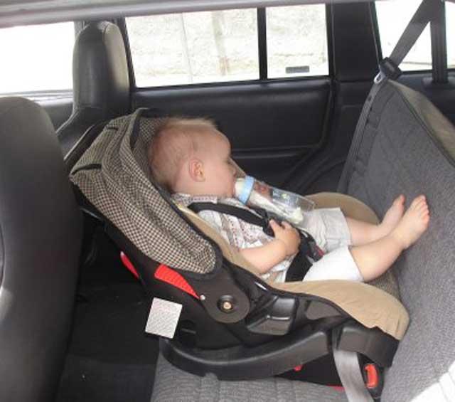 الدوريات الخارجية تناشد أولياء الأمور التأكد من خلو المركبة من الأطفال عند النزول منها