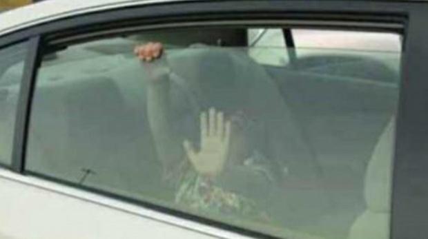 رجل سير ينقذ طفلتين تركتا  داخل مركبة بشكل عرض حياتهما للخطر في ظل ارتفاع درجات الحرارة