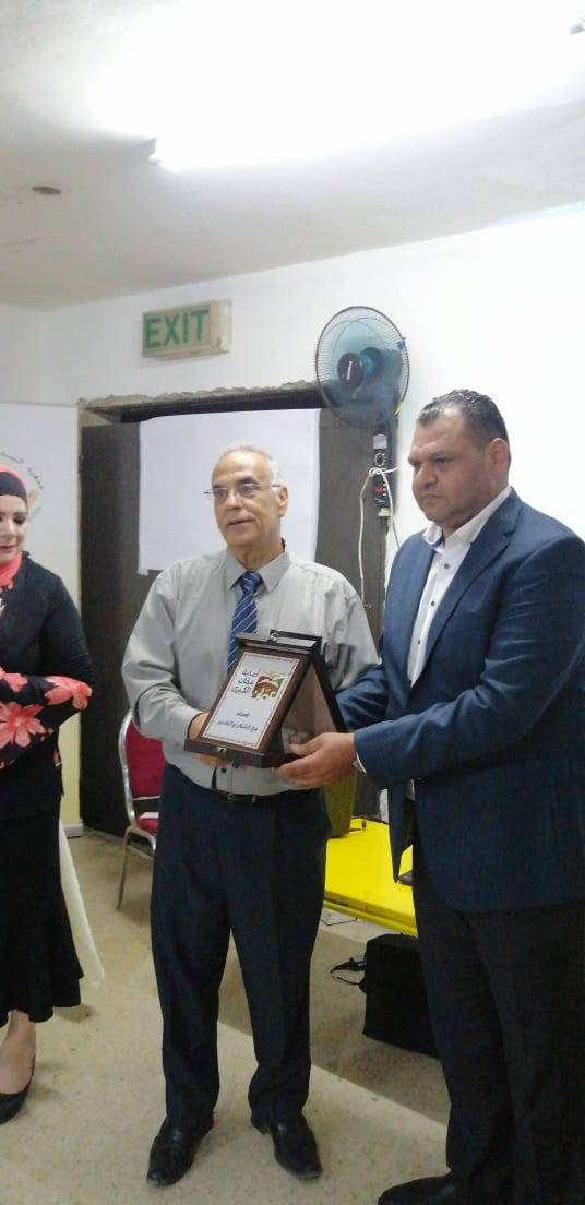 تقديرا لجهوده التطوعيه البيئيه درع امانة عمان للدكتور يوسف المناصره