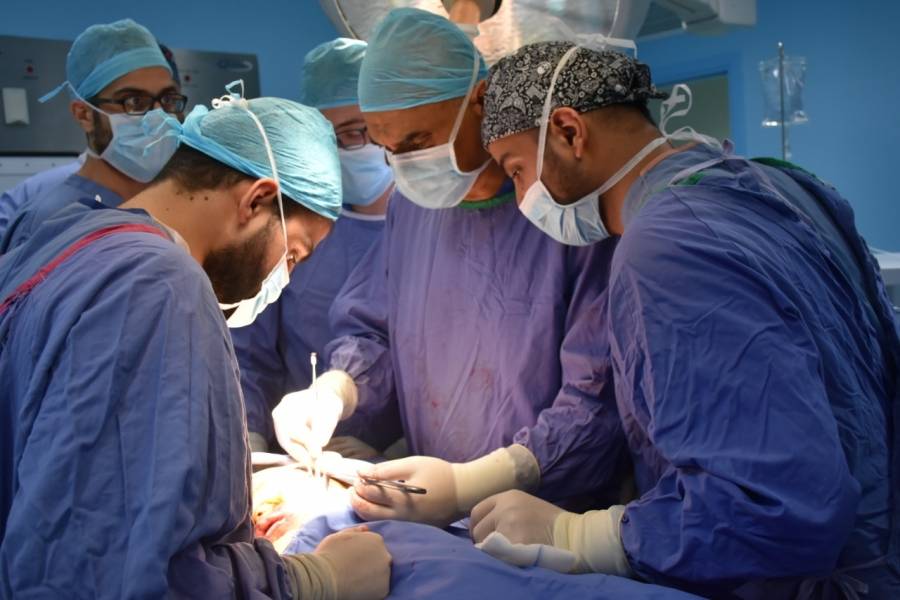 عملية نوعية في مستشفى المللك المؤسس لمريضة تعاني من عدم القدرة على فتح الفم نهائيا.. صور