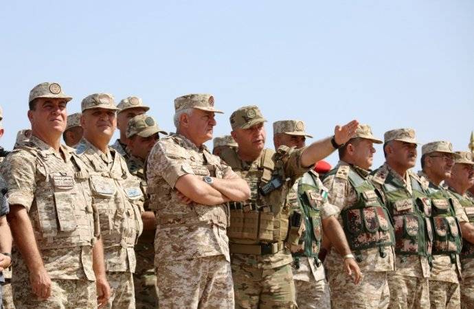 رئيس هيئة الأركان يتابع تمريناً تعبوياً(صور)