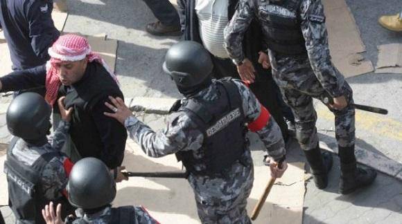 اشتباكات خلال حملة لإزالة البسطات في تلاع العلي بالعاصمة عمان