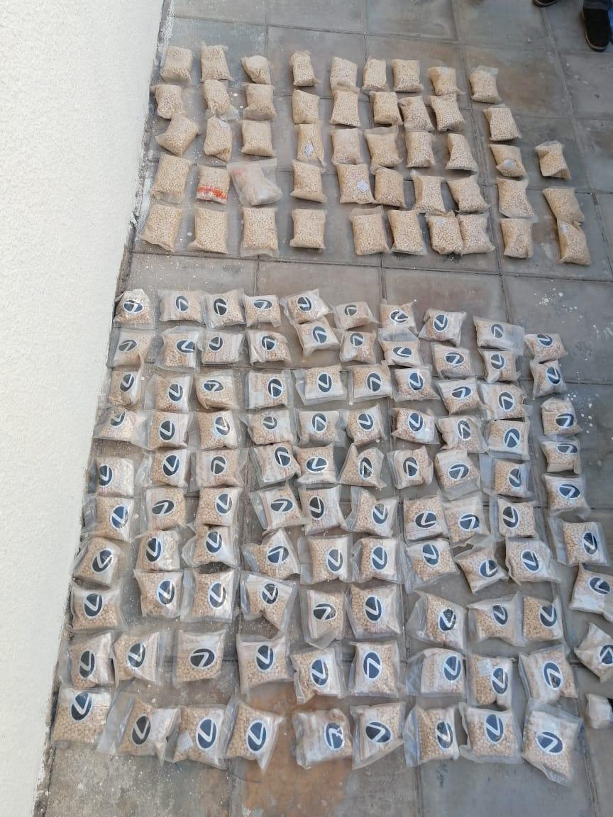 عاجل : بالصور .. ضبط 200 الف حبة مخدرة بحوزة شخصين في المفرق ، و 1 كغم من مادة الكريستال المخدرة بحوزة مروجين اثنين