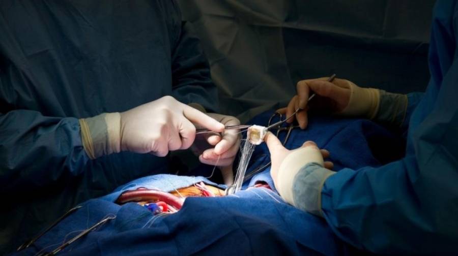 عملية جراحية لإزالة توسع كبير في شريان الفخذ وباطن الركبة