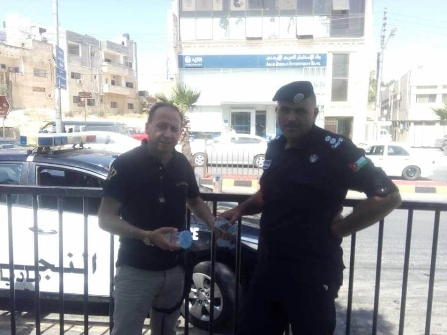 توزيع المياه الباردة على الشرطة في مادبا (صور)