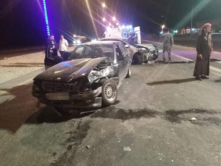 (3) إصابات اثر حادث تصادم مركبتين على الطريق الصحراوي