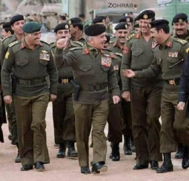 صورة من ذاكرة الجيش العربي للمغفور له الحسين بن طلال طيب الله ثراه  مع رفقاء السلاح ...