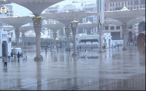 أمطار رعدية بالمسجد النبوي في المدينة المنورة  .. صور