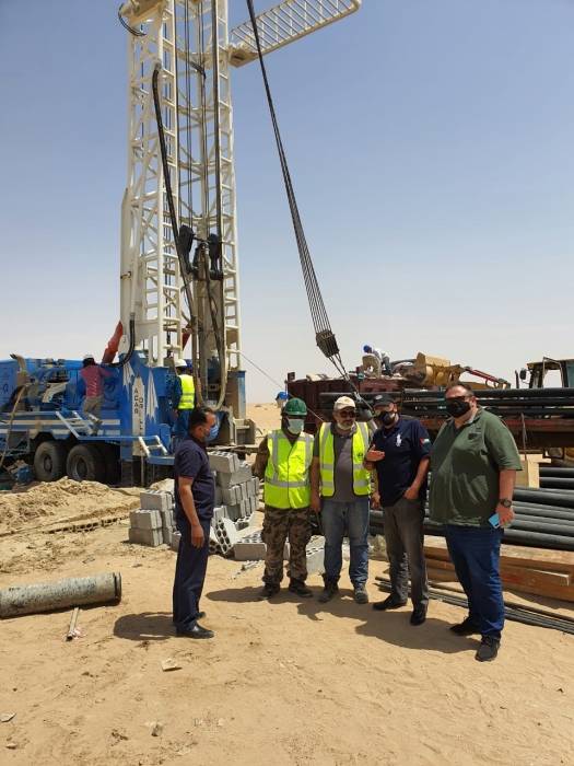 وزير المياه والري يشرف على حفر ابار المبادرات الملكية بحضور خبراء اقليمين.. فيديو وصور.