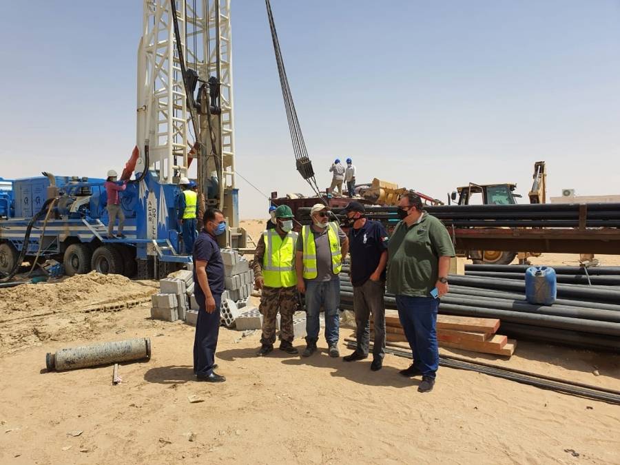 وزير المياه يتفقد مشروع حفر الآبار في المدورة
