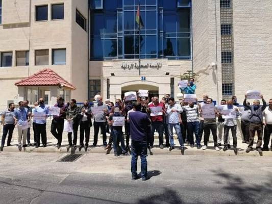 الزملاء في صحيفة الرأي يحتشدون مرة آخرى للمطالبة بحقوقهم المالية وسعيًا لمعرفة مستقبلهم 