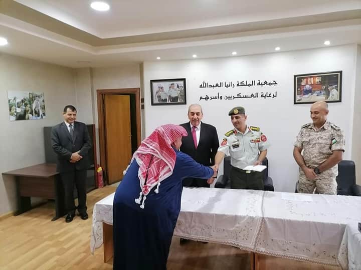 جمعية الملكه رانيا العبدالله لرعاية العسكريين وأسرهم  توزع مساعدات ماليه على مجموعه من المتقاعدين العسكريين