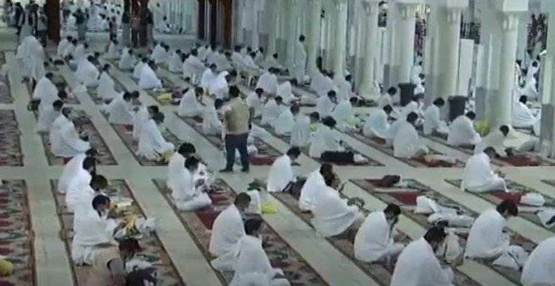 الحجاج يحافظون على إجراءات التباعد  في مسجد نمرة استعدادًا لخطبة عرفة