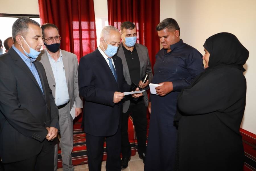 العيسوي يسلّم مسكنين لأسرتين عفيفتين بوادي عربة