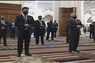 الملك وولي العهد يؤديان صلاة عيد الاضحى في مسجد الملك الحسين بن طلال