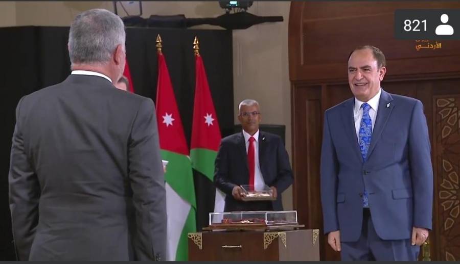 الملك يكرم شركة البوتاس بوسام  عبدالله الثاني