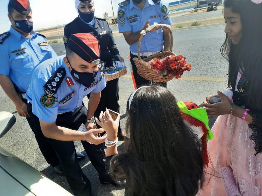 الامن العام يوزع الحلوى والورود على المواطنيين  بمناسبة العيد الاضحى المبارك..صور