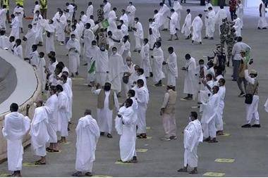 الحجاج يرمون جمرة العقبة