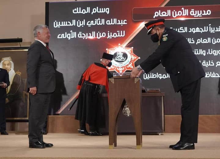 الملك  ينعم على مديرية الأمن العام  بوسام الملك عبد الله الثاني للتميز