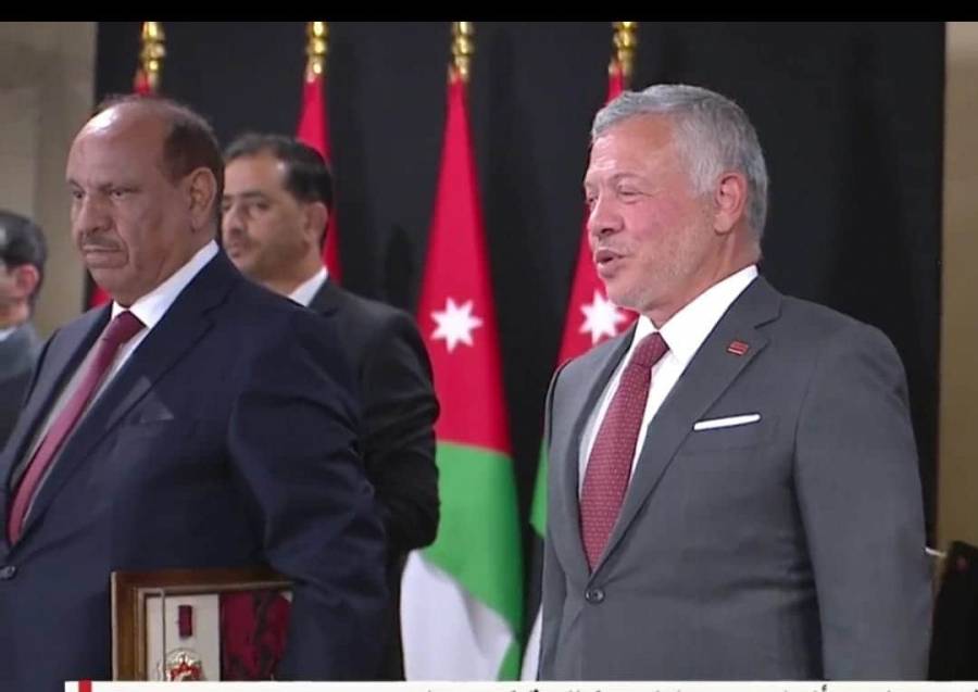 شاعر قبيلة بني صخر يكتب الأوسمة   بك    تفتخر   يا    سلامه