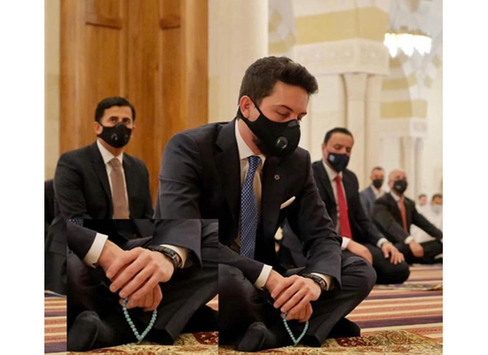 ولي العهد يستخدم مسبحة صنعها شاب من ذوي الاحتياجات الخاصة  صور