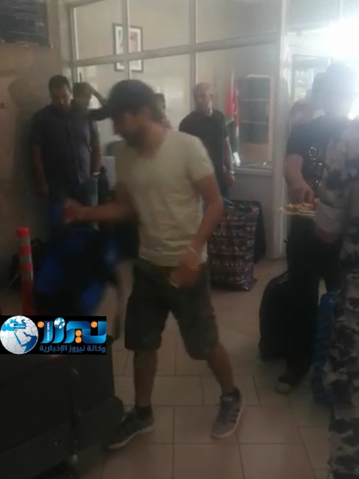 الجمارك توزع الحلوى على المسافرين..فيديو