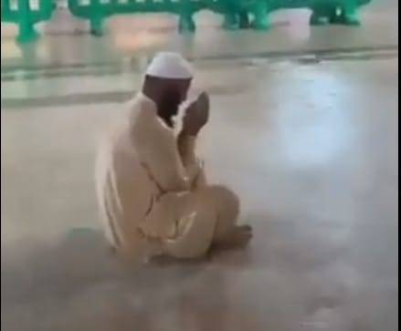 شخص يدعو بخشوع تحت زخات الأمطار بالمسجد النبوي... فيديو