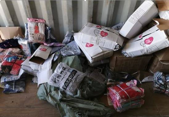 بالصور .. الجمارك الأردنية تضبط حاوية ملابس مهربة