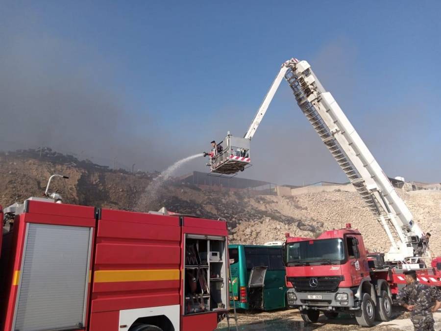 عاجل... حريق بمعرض للباصات بالمنطقة الحرة بالزرقاء... صور وفيديو