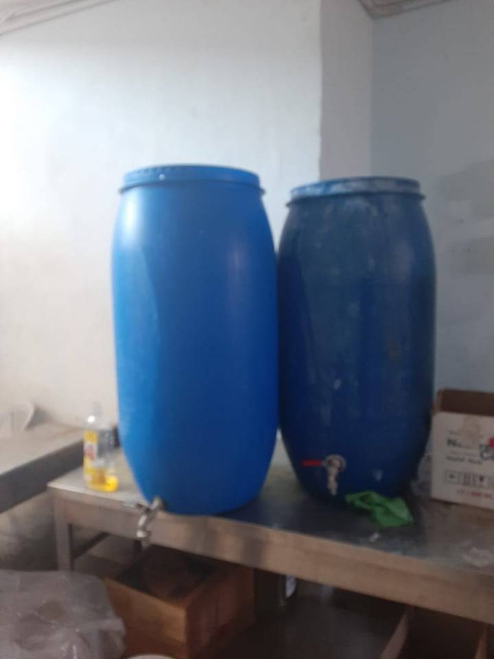 بالصور...ضبط مالكي مستودع يقومون بتصنيع مستحضرات تجميل وشامبو اطفال بطريقة مخالفة