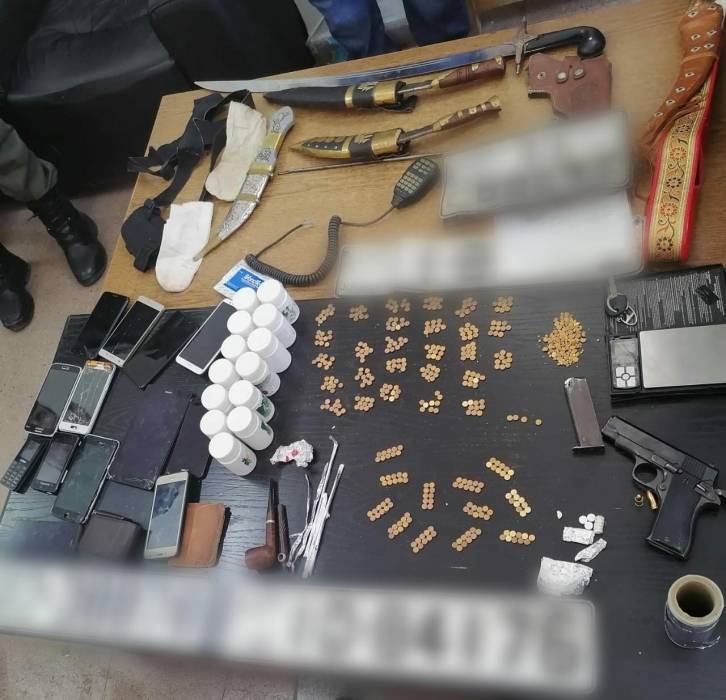 ضبط مطلوب بحوزته مواد مخدرة وسلاح ناري ومركبة مسروقة في احدى مناطق البادية الشمالية.