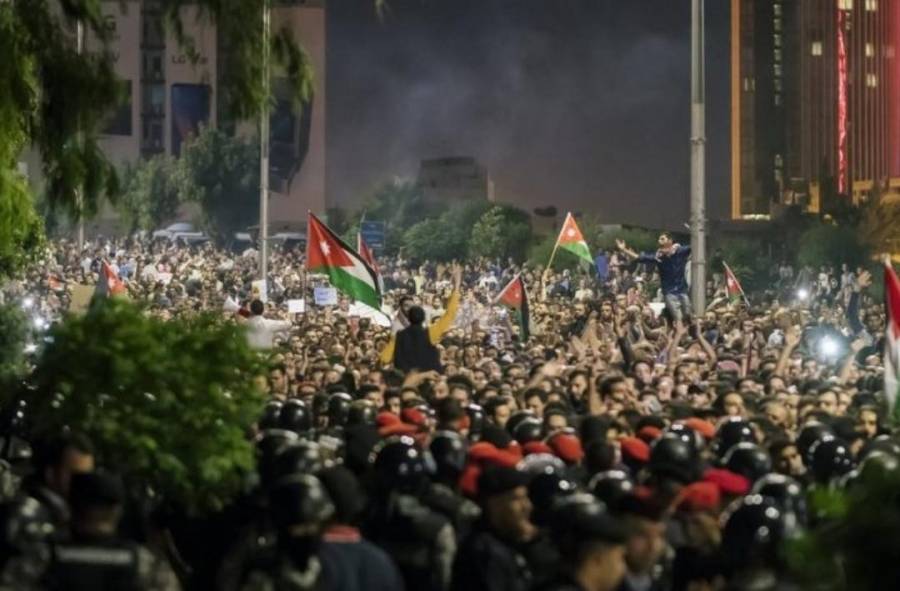 ان لم تكن معهم في حراكهم  ... استباحوك