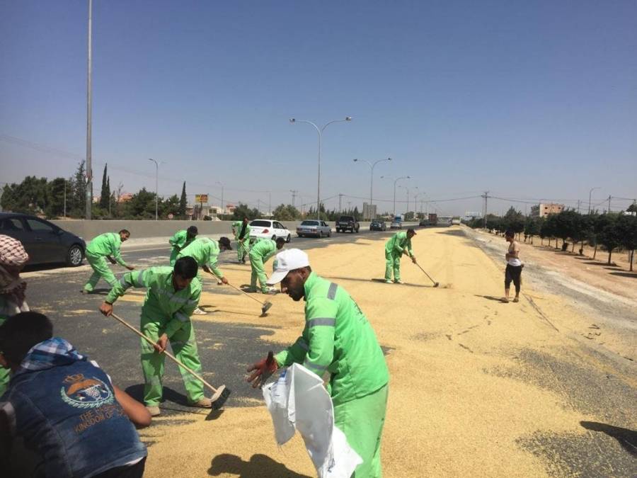سقوط حمولة احدى الشاحنات على طريق المطار باتجاه عمان