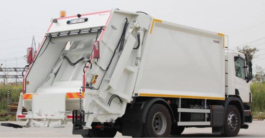 سيارة نفايات تبيع ألبانا منتهية الصلاحية