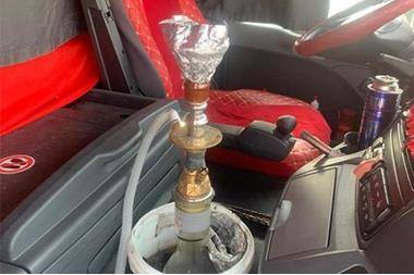 ضبط سائق شاحنة يدخن الأرجيلة على الطريق الصحراوي