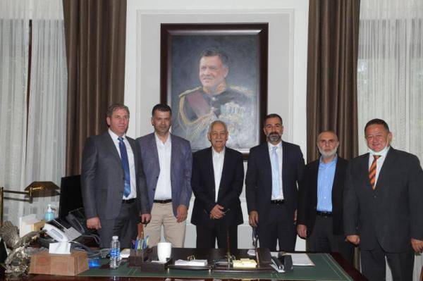 “حامد عوض” يشيد برئيس الديوان الملكي يوسف العيسوي