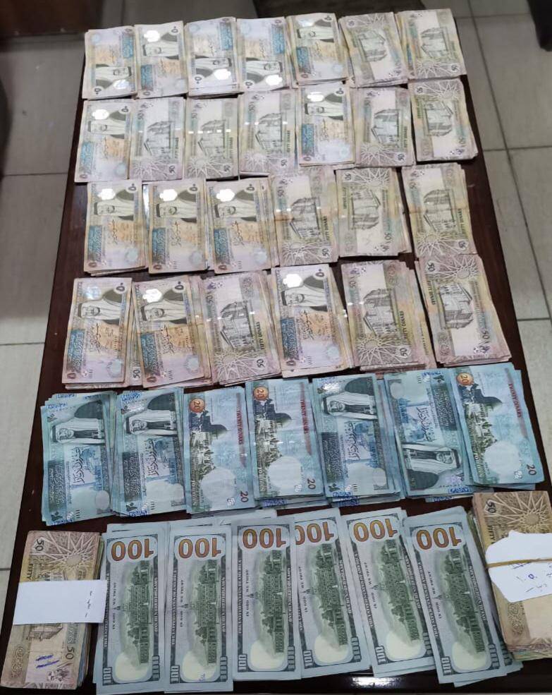 إلقاء القبض على ثلاثة اشخاص سرقوا مبالغ مالية كبيرة من داخل احد المنازل