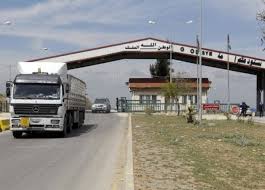 تعقيم جميع الشاحنات القادمة عبر معبر جابر في الرمثا.