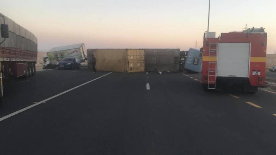 3 إصابات بحادث تصادم على الطريق الصحراوي(صور)