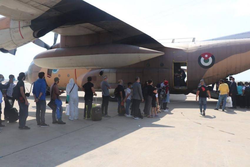 إجلاء 37 أردنياً من لبنان (صور)