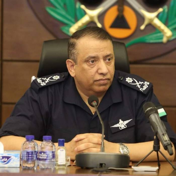 مدير الأمن العام الباشا حسين محمد الحواتمه يهنئ الطلبة