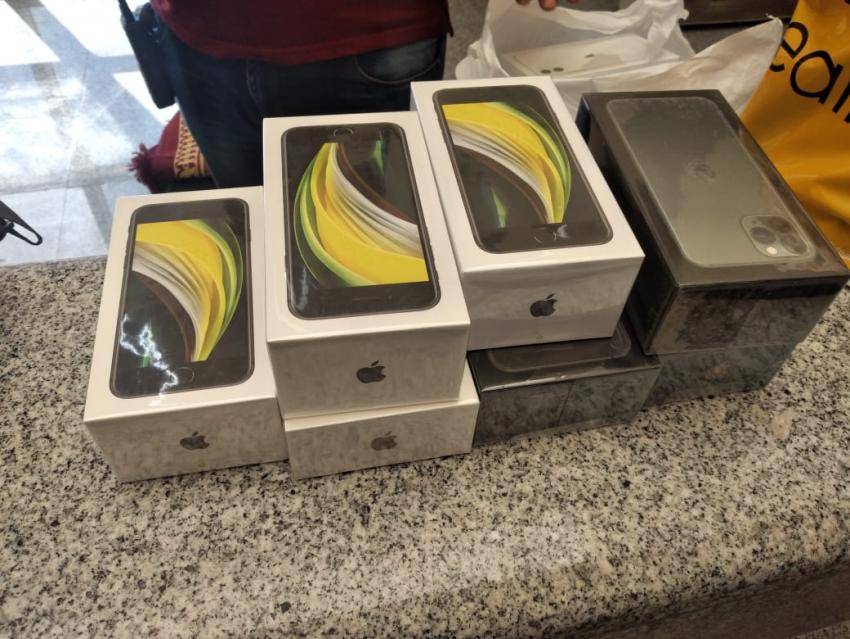 بالصور .. ضبط 5 أطنان تبغ مهرب و58 جهاز ايفون