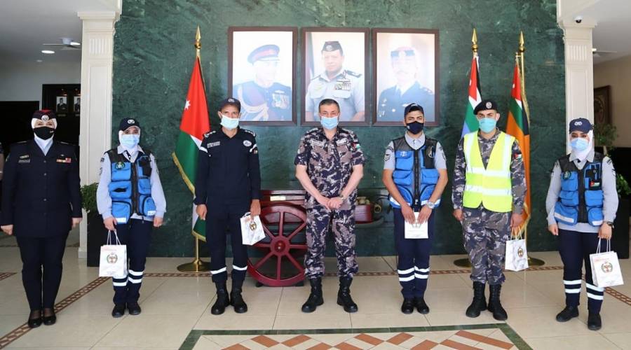 الأمن العام  يكرم عدداً من مرتبات الدفاع المدني