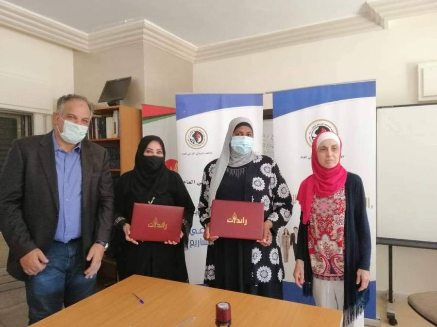 رئيسة الاتحاد النسائي الاردني وعائدة ابو جبل توقعان اتفاقية مشروع معمل البان
