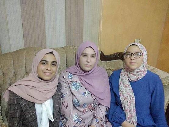 تفوق ثلاثة توائم بامتحان التوجيهي (صورة)