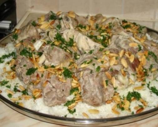 المنسف الأردني رمز تاريخي واجتماعي عنوان الشهامة والكرم.
