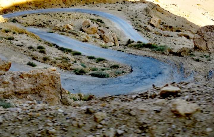 طريق وادي بن حماد بحاجة لإعادة تأهيل (صور)