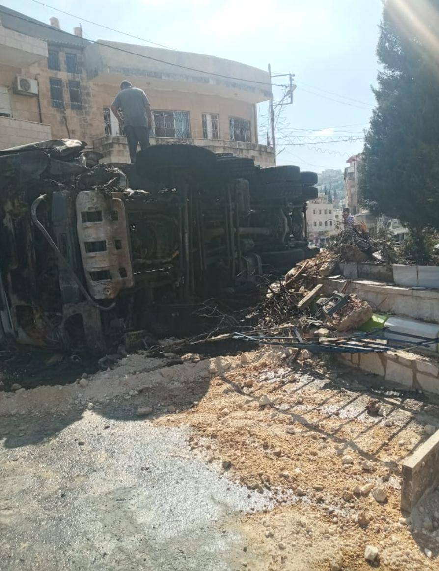 تدهور قلاب بالفحيص وإشتعال النيران به